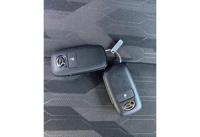 車のキーを取り出すことなく、ドアの施錠・解錠が可能。エンジンもスタートしてしまう便利なスマートキー＆スマートシステム。荷物が多いときや、雨の日などはとても助かりますよね。
